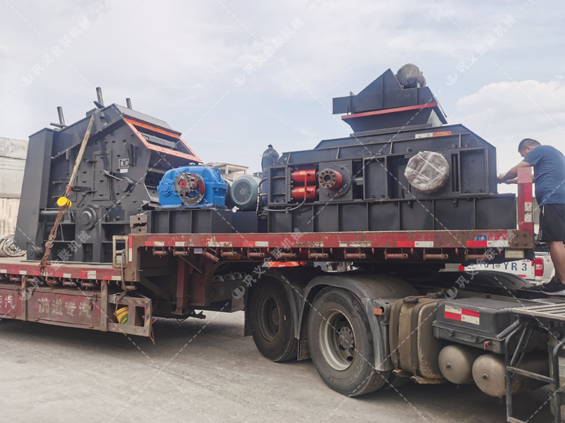 1000*700液壓對(duì)輥制砂機(jī)，1210反擊破發(fā)往四川