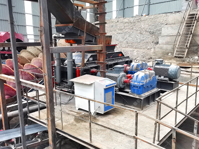 制砂用什么設備效果好？這款全自動數控對輥制砂機很不錯